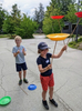 Jungen jonglieren Teller