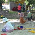 Kinder spielen an einem sonnigen Tag im Garten im Sand