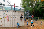 Sommerkinder beim Spielen auf dem Pausenhof des Von-Müller-Gymnasiums