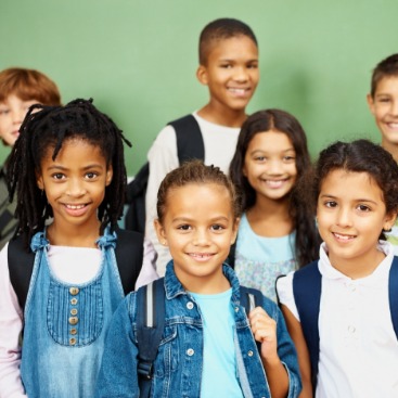 Das Foto bildet ein Gruppenbild von ganz unterschiedlichen jungen Schülerinnen und Schülern ab. 