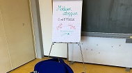 Auf einem Flipchart in einem Seminarraum steht "Mobben stoppen".