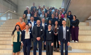 Mitarbeiter der gfi auf einer Treppe Bild: Mitarbeiter der gfi stehen auf einer Treppe