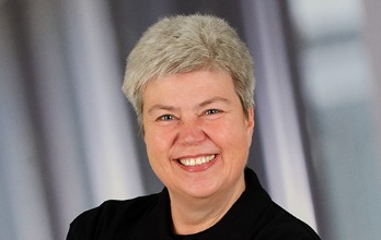 Birgit Zwicknagel, die Vorsitzende der bayerischen Initiative „Computermäuse Stamsried“ lächelt in die Kamera