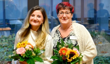 Die Moderatorinnen des Fachtags HEROES in Schweinfurt Gaschi und Graf  stehen mit einem Blumenstrauß