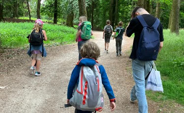 Luca Alt fsj-ler im Jugendtreff DON, Georgensgmünd beim Spaziergang im Wald mit Kindern