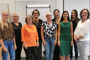 Tanja Schröttinger  (5.v. l) mit Kolleginnen aus dem Team Schul- und Integrationsbegleitung Landshut stehend in einem Seminarraum