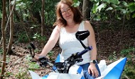 Die gfi-Schulbegleiterin Sieglinde Meier sitzt auf einem Quad Bike