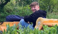 Luca Alt der FSJ-ler  des Jugendtreffs DON der Gemeinde Georgensgmünd sitzt auf einem Kindertraktor in einem Blumenfeld