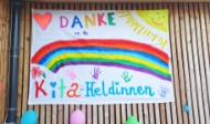 Mit einer Plakat- und Luftballon-Aktion überraschte der Elternbeirat die Mitarbeiterinnen der „vier elemente“-Kindertagesstätte in Ingolstadt.