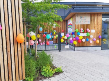 Mit einer Plakat- und Luftballon-Aktion überraschte der Elternbeirat die Mitarbeiterinnen der „vier elemente“-Kindertagesstätte in Ingolstadt.