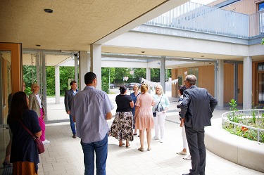 Das gfi Team zeigt den Gästen das KoGa Gebaeude der Emmy-Noether-KoGa.