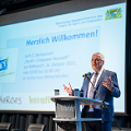 Staatsminister Joachim Hermann hält die Begrüßungsrede anlässlich des 2. YEY! Symposiums 2022.