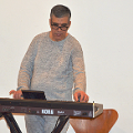 Emad Ayoubi spielt anlässlich der HEROES-Zertifizierung 2023 Musik am Keyboard.