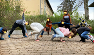 News- Foto: Mehrere Schüler*innen posieren in Yogapositionen